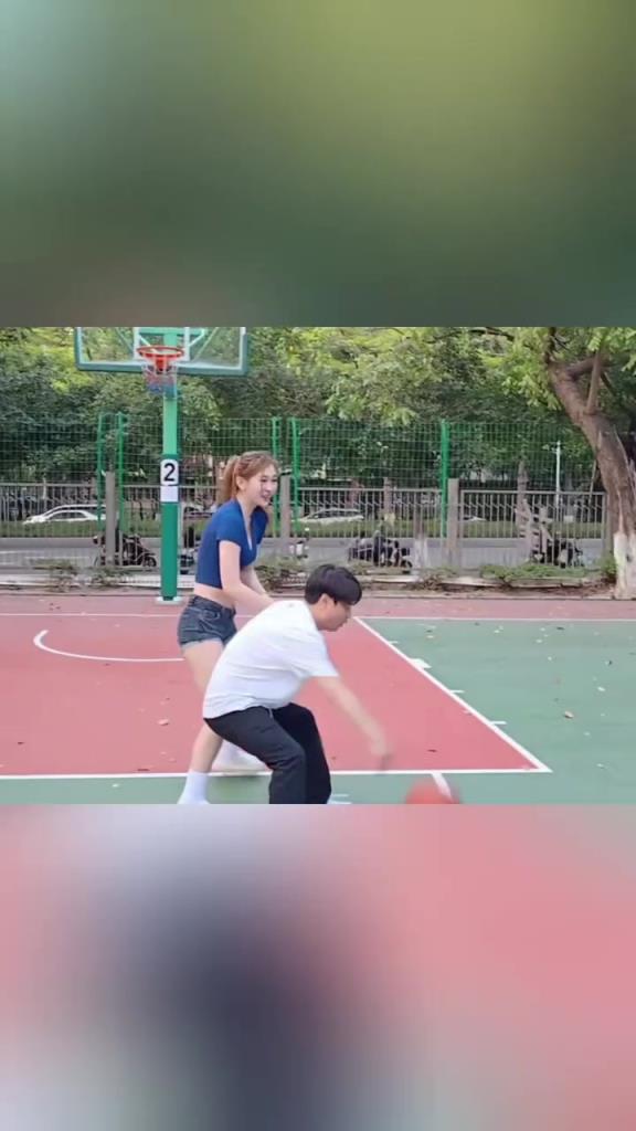 集夢(mèng)會(huì)長(zhǎng)背打一米8的女生，這是真打球??！