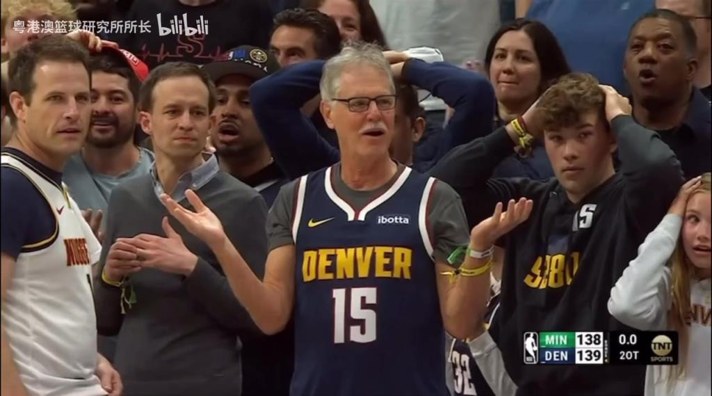 導(dǎo)火索？回顧此前掘金對(duì)陣森林狼，威少送出三分犯規(guī)后的眾生相！