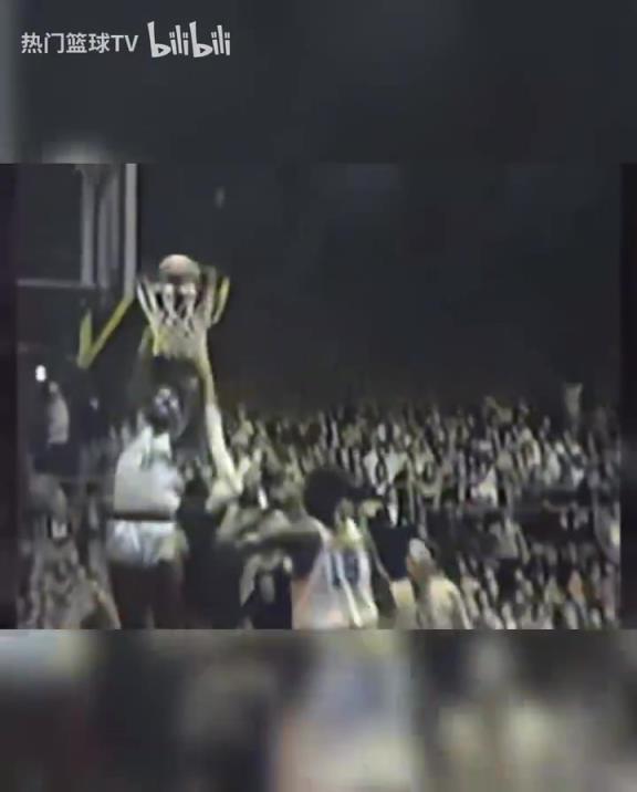 這是怪物嗎？張伯倫高中時(shí)期是怎么打球的？校園里的明星！