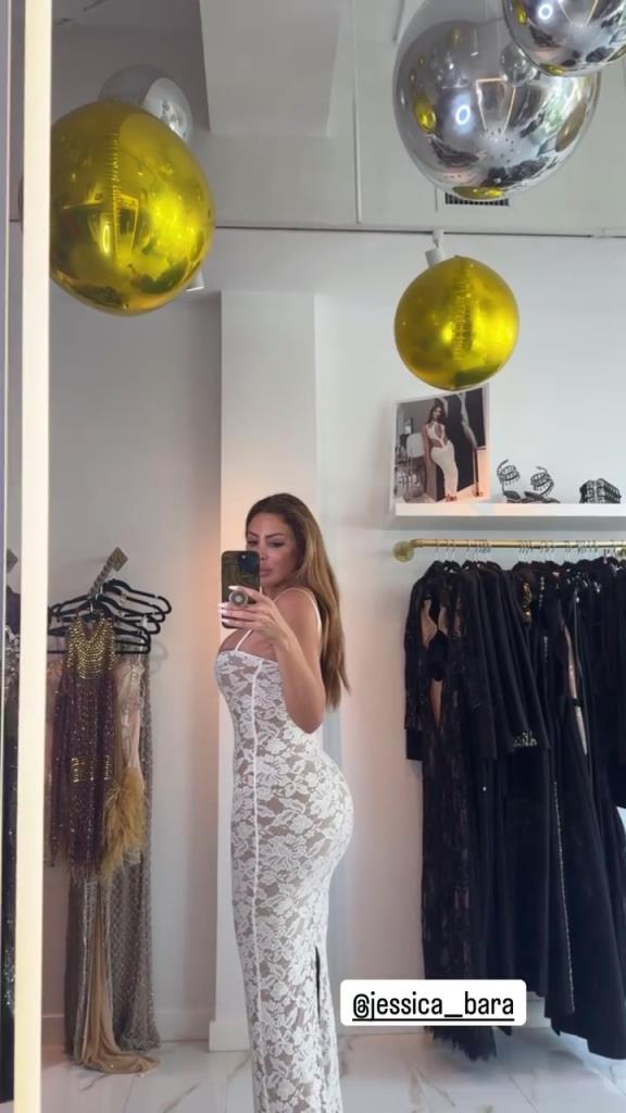 徐娘半老！皮蓬前妻穿吊帶裙自拍，這身材也太炸裂了！