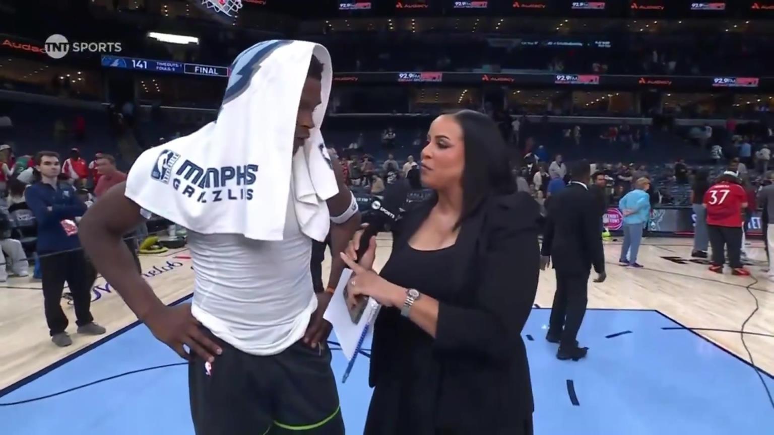 華子賽后接受一位豐滿女記者的采訪！