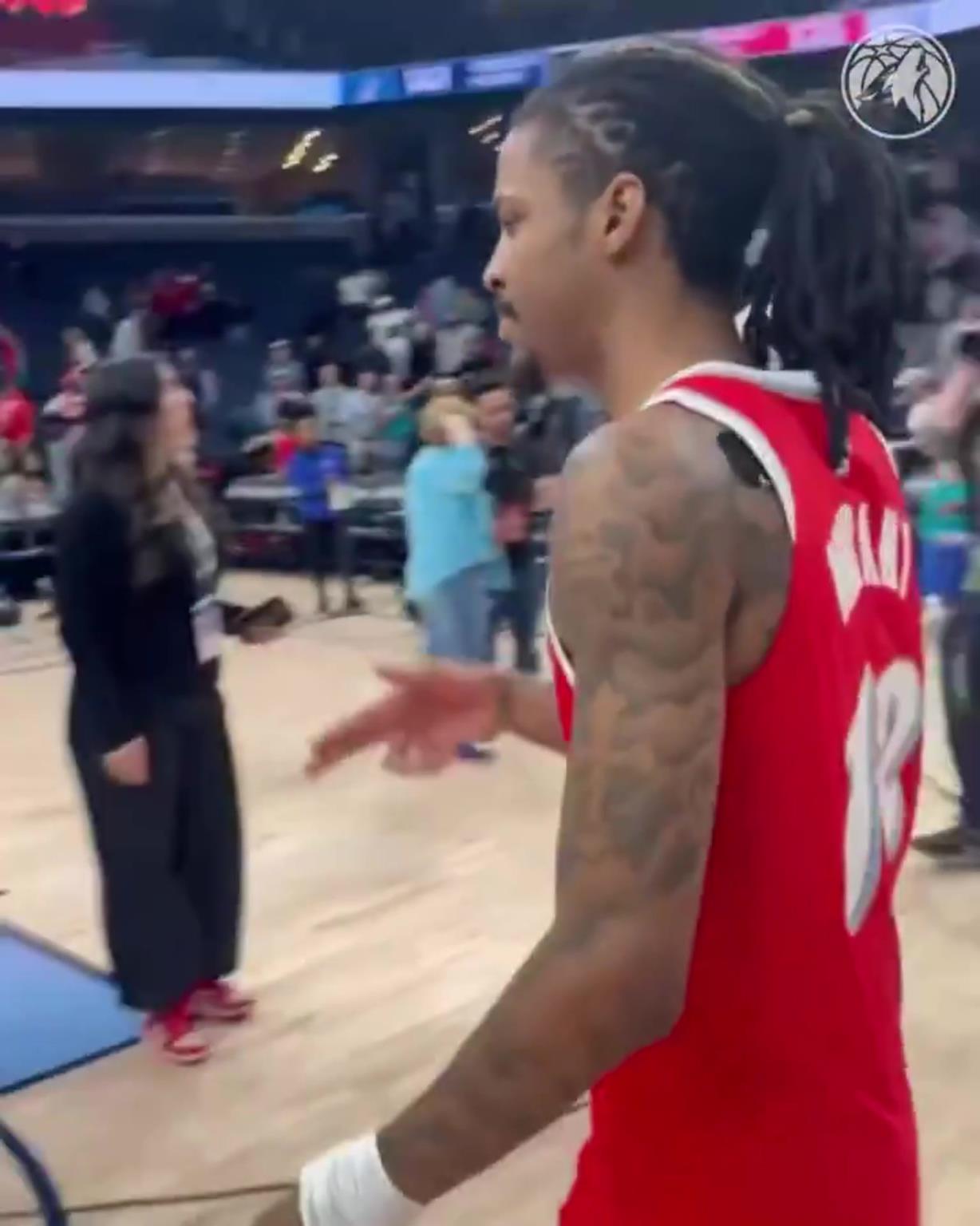 笑死！莫蘭特賽后與華子握手，竟然也是比出“手槍”的手勢(shì)