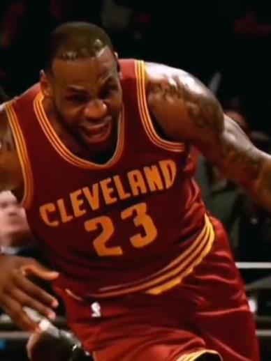 老詹這恐怖的大體格，完美詮釋什么叫“人型坦克”！