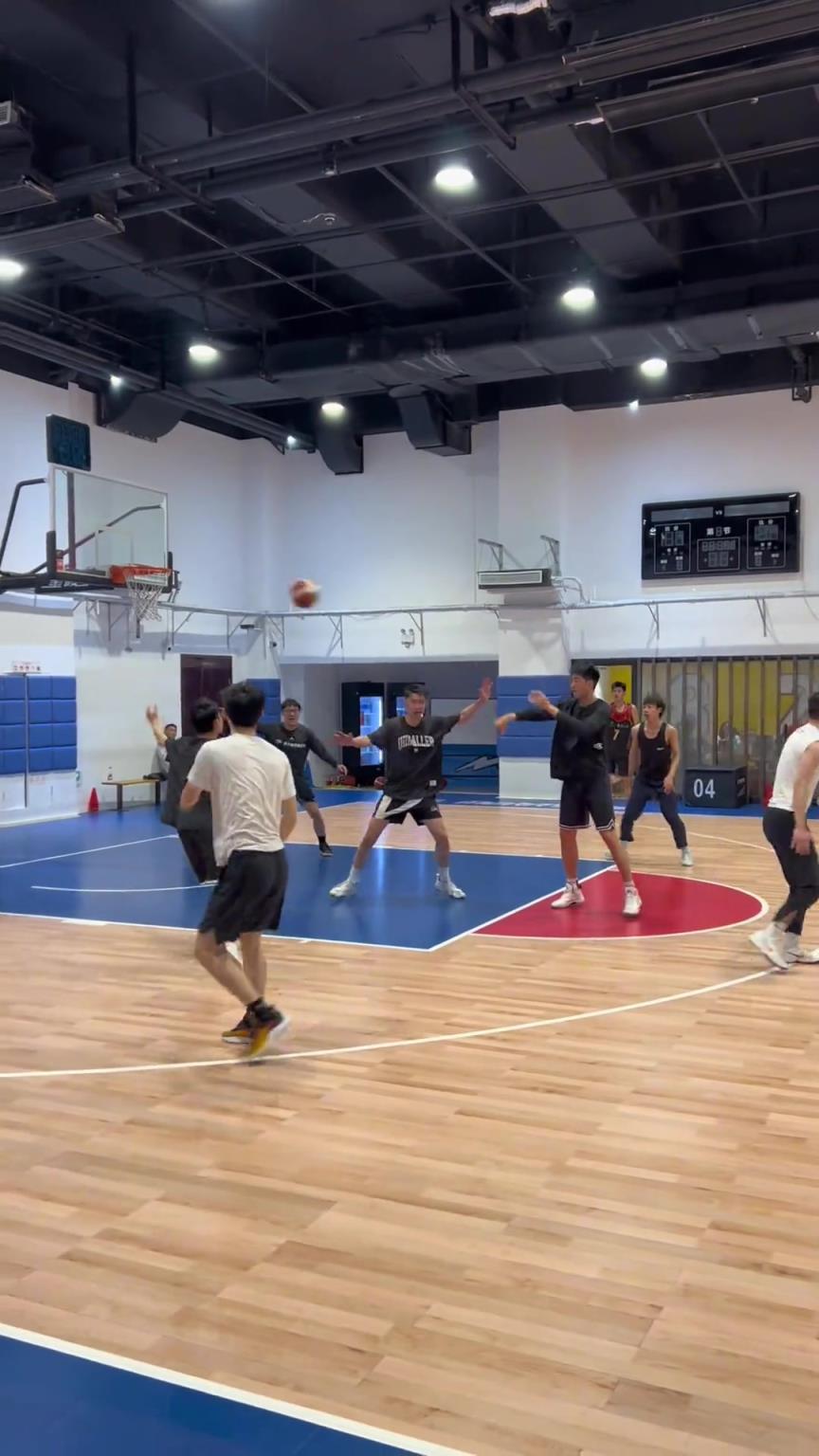 對(duì)手回家后：老婆，我今天在野球場(chǎng)匹配到巔峰馬刺隊(duì)了！