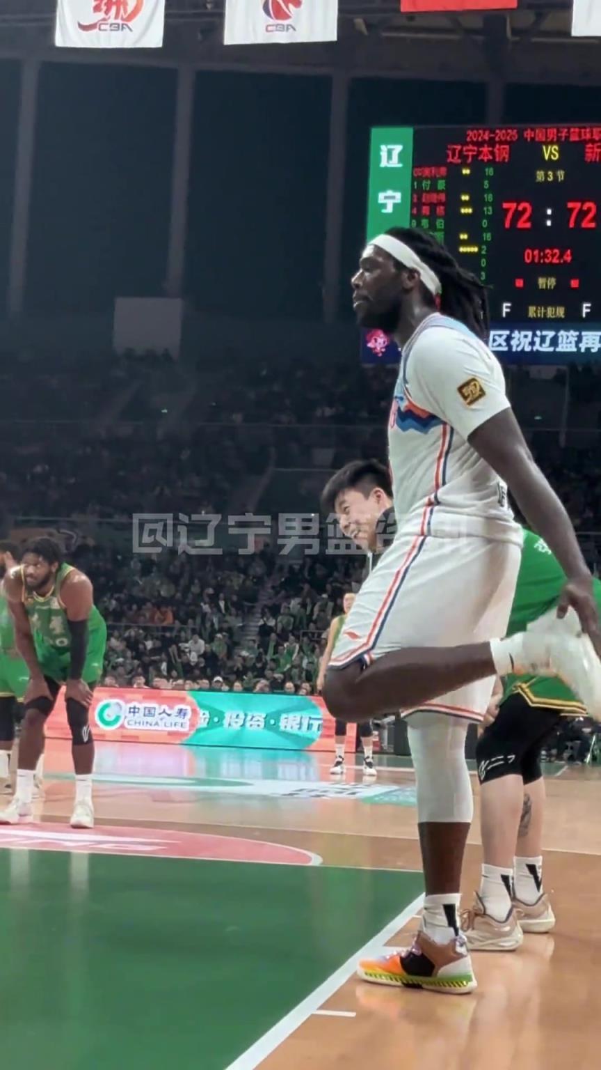 哈雷爾狂噴奧利弗：我會(huì)在澳洲干你小子！裁判吹T送他離場(chǎng)