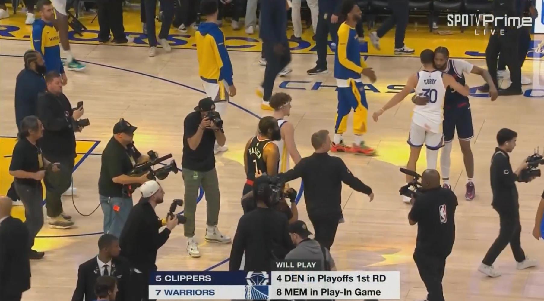 加時(shí)賽12分無解表現(xiàn)率隊(duì)獲勝！哈登賽后臉上笑容藏不住呀