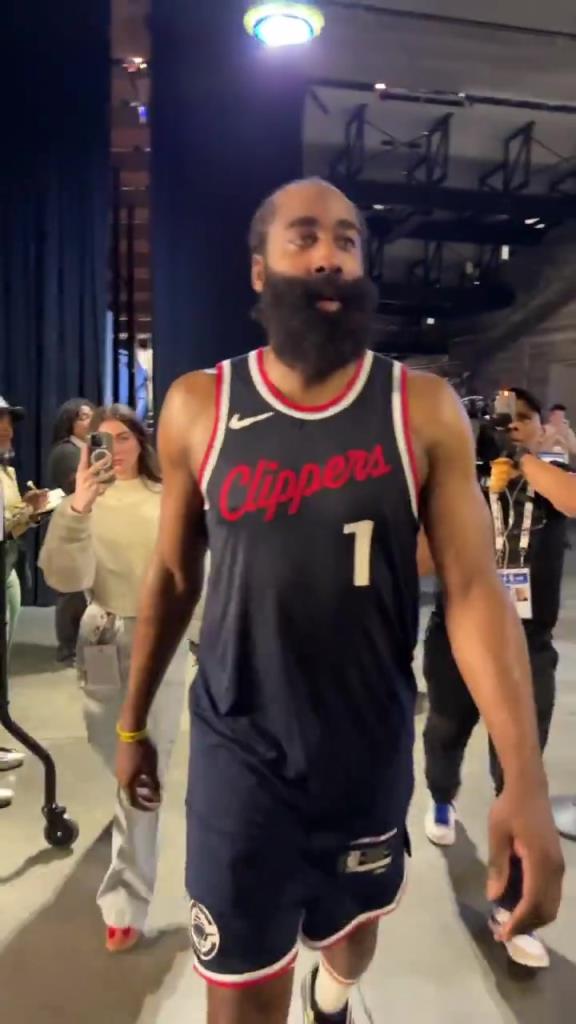 爆砍39分！哈登賽后走入球員通道氣喘吁吁：今天是場(chǎng)艱苦的戰(zhàn)斗