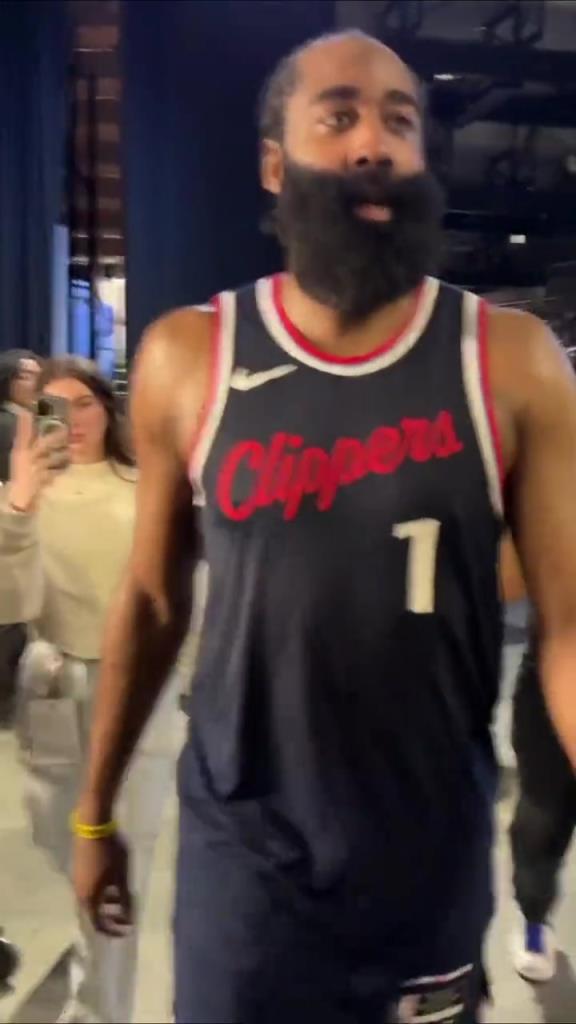 贏了！哈登賽后走回更衣室在球員通道和工作人員一一擊掌慶祝