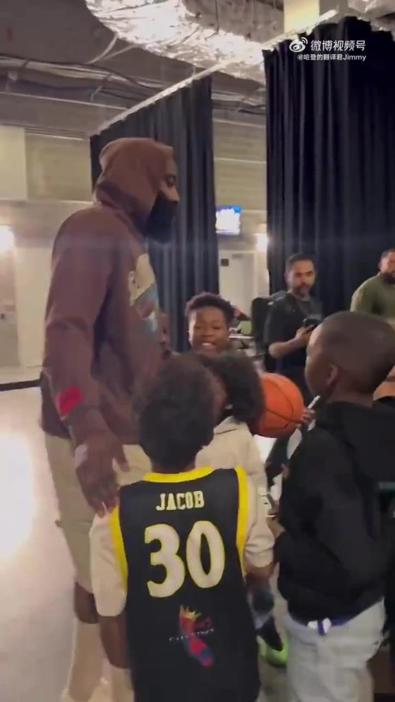 哈登賽后對小朋友：聽你們家長的話，總有一天你們也會打進(jìn)NBA