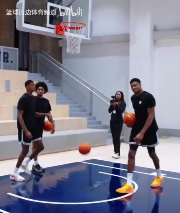 別人能學(xué)得來嗎？名場面：字母哥指導(dǎo)小球員籃下腳步！