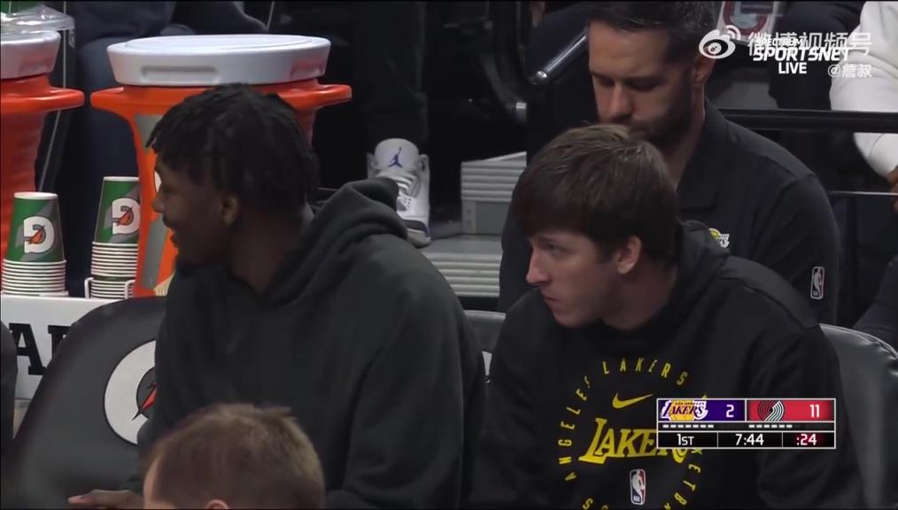 鎖定西部第三愜意得很！里夫斯輪休在板凳席上吃東西被抓拍到了