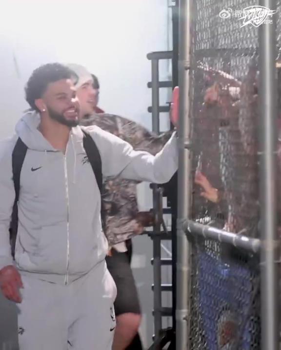 68勝歷史第五傲人戰(zhàn)績！雷霆全員回到OKC，當(dāng)?shù)厍蛎詿崆榻訖C(jī)