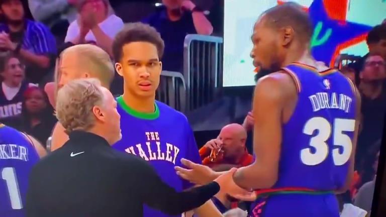 下課導(dǎo)火索？主帥布登此前抓住KD手臂要說什么，被一把甩開！