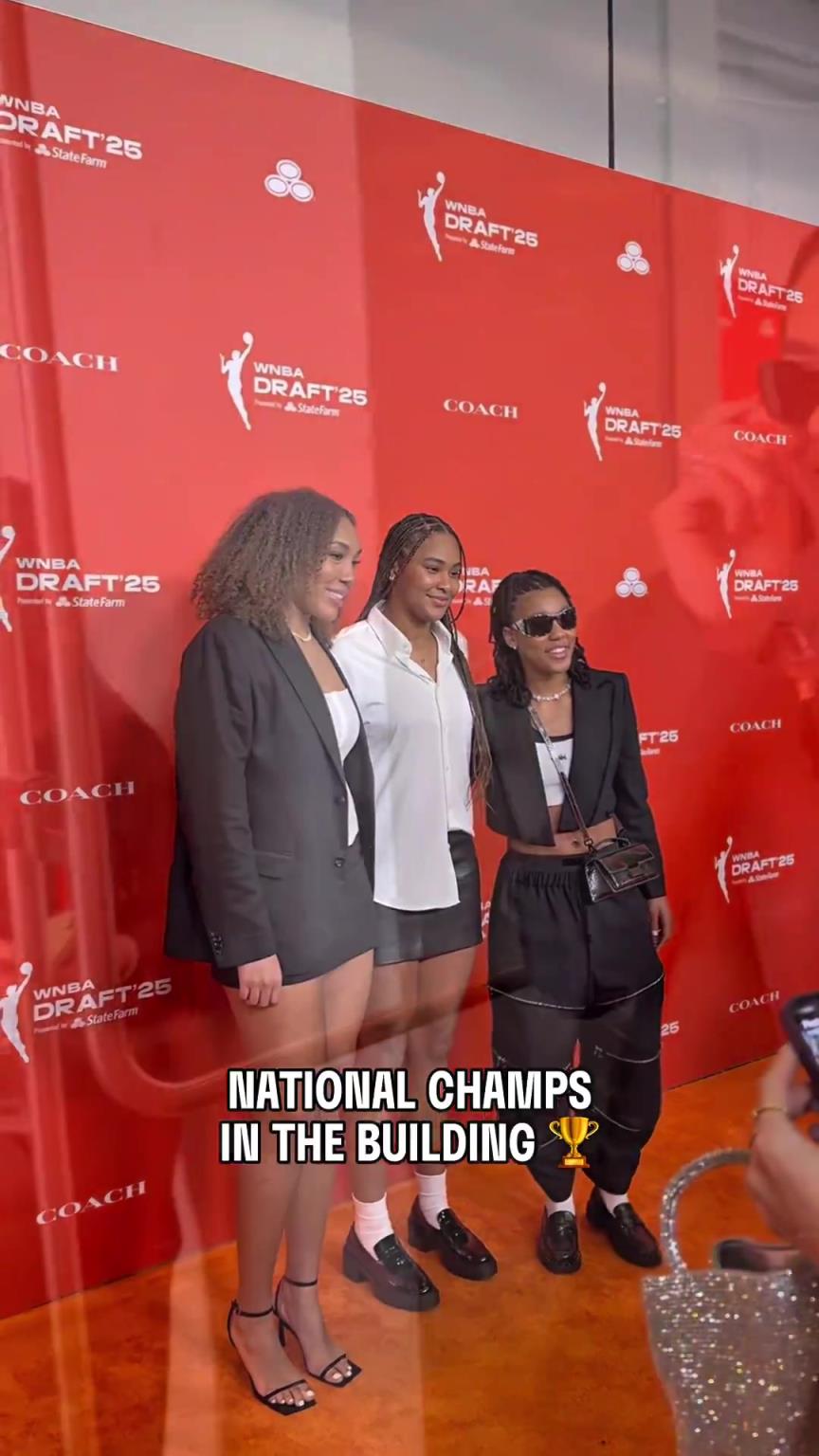 吧友們有喜歡的嗎？WNBA選秀大會(huì)上，到處都有靚麗的風(fēng)景線